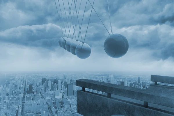 城市上空的牛顿摇篮 — 图库照片