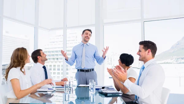Leidinggevenden klappen rond conferentietafel — Stockfoto