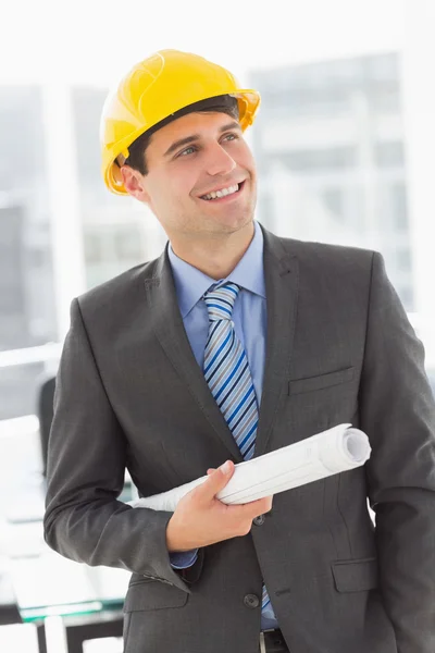 Feliz arquitecto sonriendo y sosteniendo planos — Foto de Stock