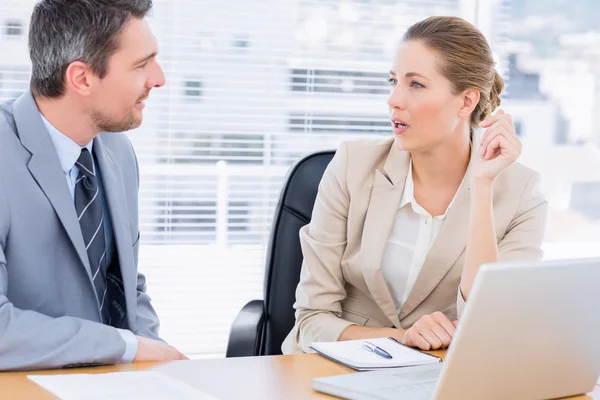 Compañeros inteligentemente vestidos en reuniones de negocios — Foto de Stock