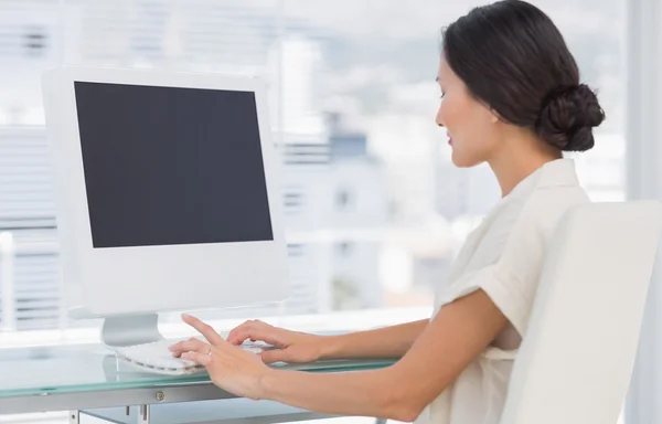 Jovem empresária usando computador no escritório — Fotografia de Stock