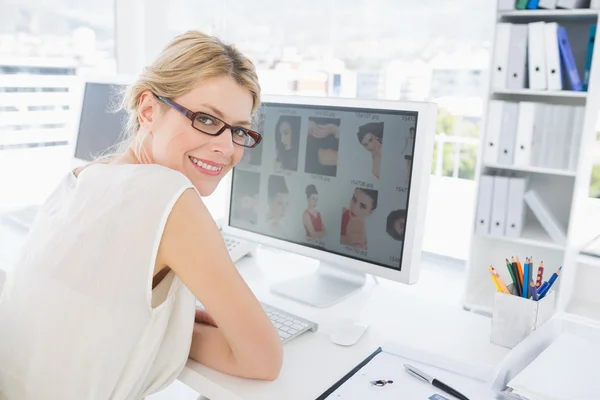 Éditeur de photos féminin travaillant sur ordinateur — Photo