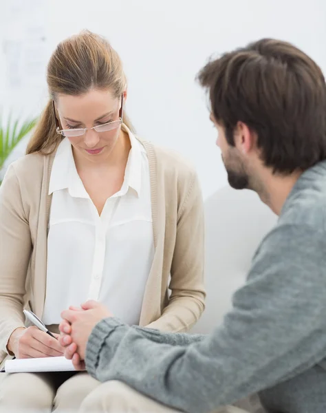 Uomo in riunione con un consulente finanziario — Foto Stock