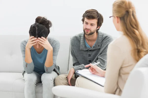 Paar in gesprek met een financieel adviseur — Stockfoto