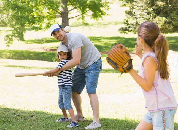 Familjen spela baseboll i parken — Stockfoto