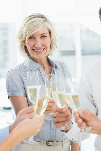 Iş kadını ofiste şampanya ile kızartma — Stok fotoğraf