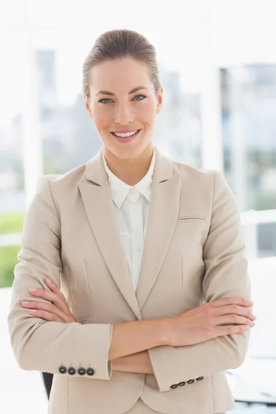 Portret van een jonge zakenvrouw met gekruiste armen glimlachen — Stockfoto