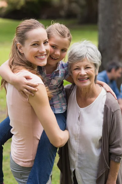 Porträtt av mormor, mor och dotter på park — Stockfoto