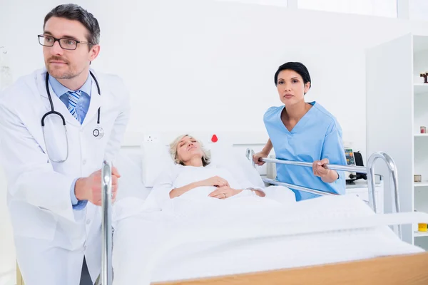 Doctors visiting a patient in hospital — Stock Photo, Image