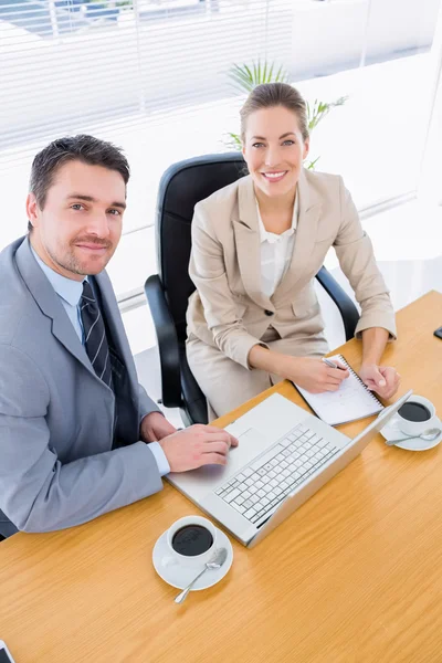 Compañeros inteligentemente vestidos en reuniones de negocios —  Fotos de Stock