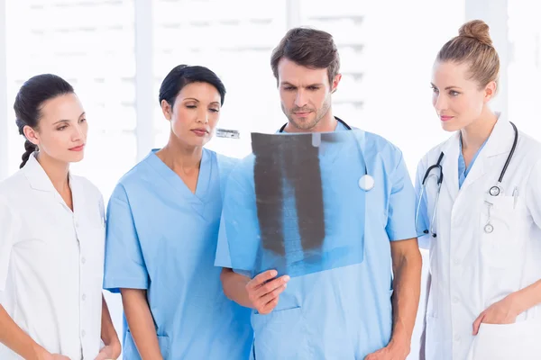 Group of doctors and surgeons examining x-ray — Stock Photo, Image