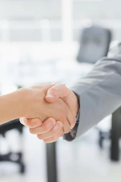 Close-up de apertar as mãos após reunião de negócios — Fotografia de Stock