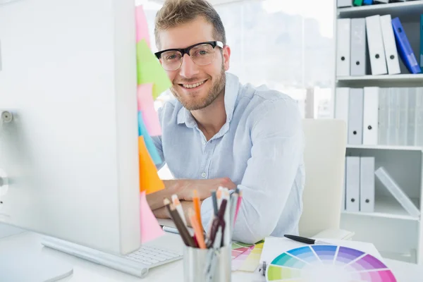 Portret młodego mężczyzny uśmiechający się za pomocą komputera — Zdjęcie stockowe