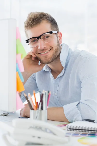 Retrato de un joven sonriente usando computadora — Stockfoto