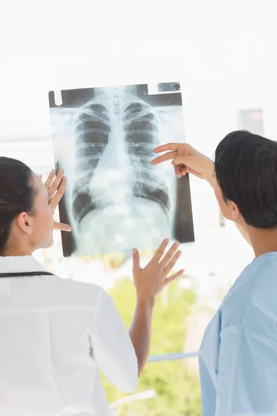 Vista trasera de dos doctores examinando rayos X — Foto de Stock