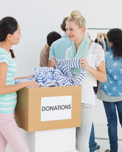 Persone con donazione di vestiti — Foto Stock