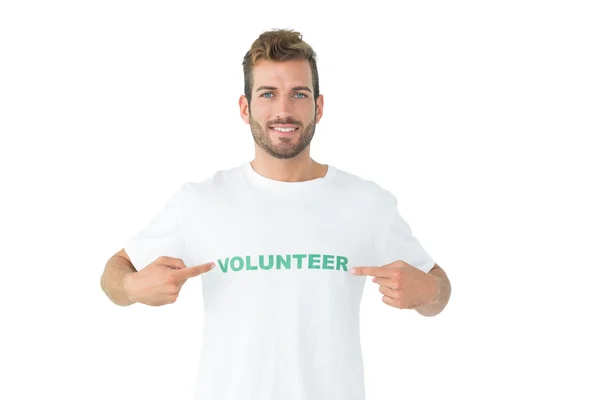 Retrato de un feliz voluntario masculino apuntándose a sí mismo — Foto de Stock