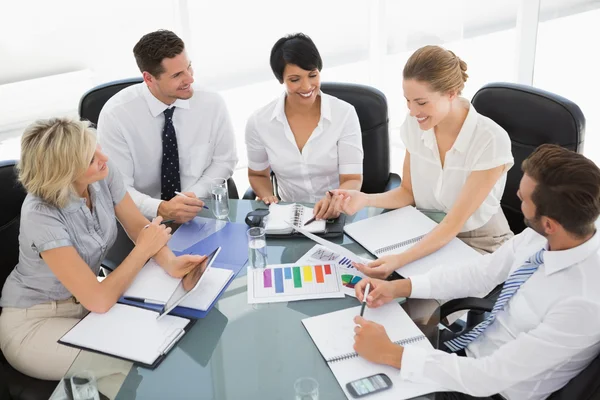 Jonge mensen uit het bedrijfsleven goed gekleed in vergadering — Stockfoto