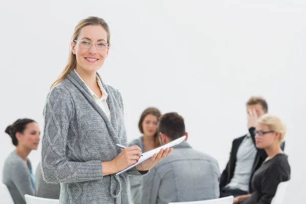 Porträt des Therapeuten mit Gruppentherapie in der Sitzung im Hintergrund — Stockfoto