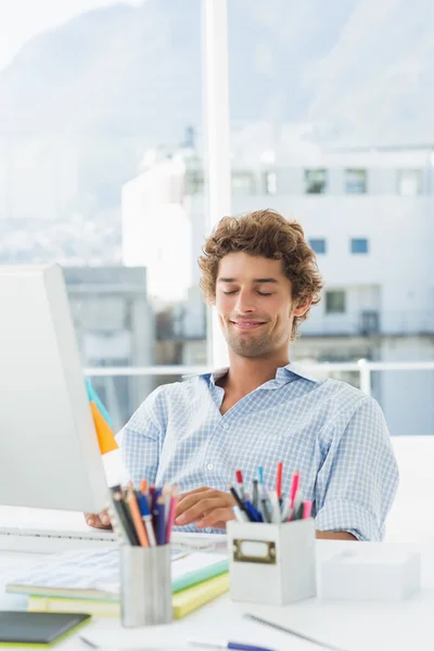 Hombre joven casual usando la computadora en la oficina brillante — Foto de Stock