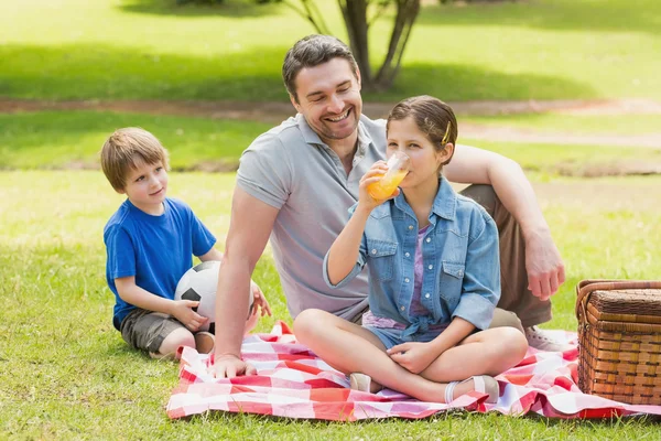 Pappa med barn i parken — Stockfoto