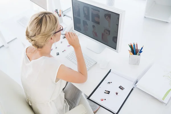 Editor de fotos femenino trabajando en la computadora — Foto de Stock