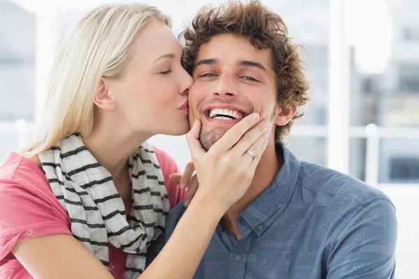 Femme embrassant l'homme sur sa joue — Photo