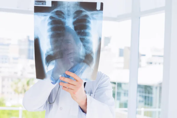 Primer plano de un médico masculino examinando rayos X — Foto de Stock