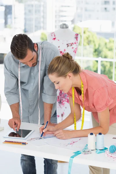 Modedesigner bei der Arbeit im hellen Atelier — Stockfoto