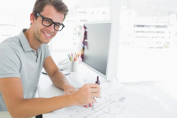 Vista lateral de un joven sonriente usando brújula — Foto de Stock