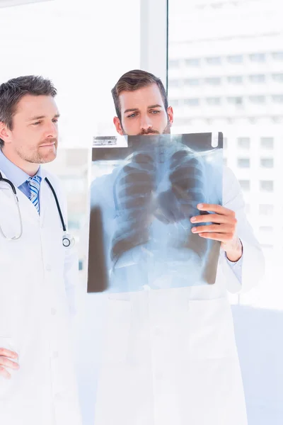 Male doctors examining x-ray in medical office — Stock Photo, Image