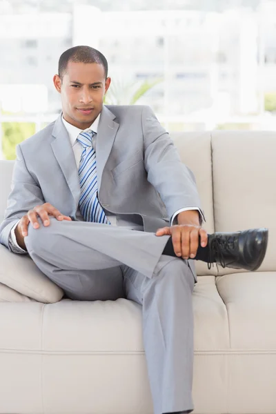 Hombre de negocios serio en el sofá — Foto de Stock