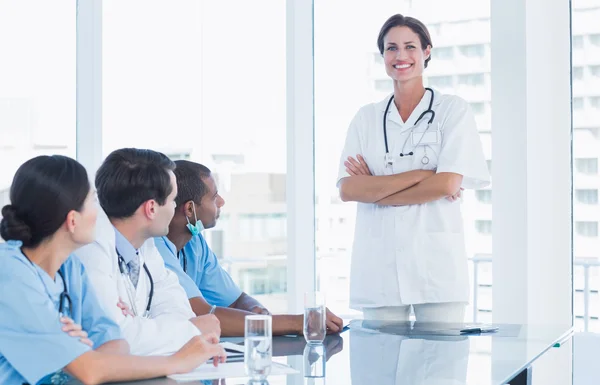 Retrato de una doctora con su equipo — Foto de Stock