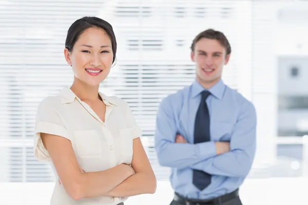 Business colleagues with arms crossed in office — Stock Photo, Image