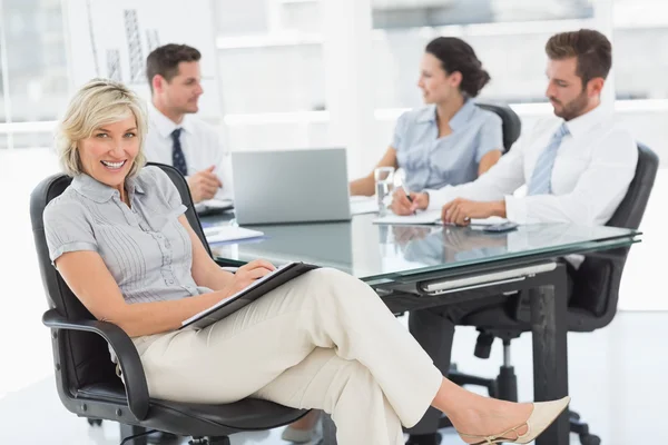 Jonge zakenvrouw met collega's bespreken in office — Stockfoto