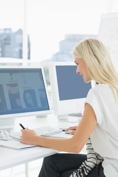 Lässige junge Frau benutzt Computer im Büro — Stockfoto