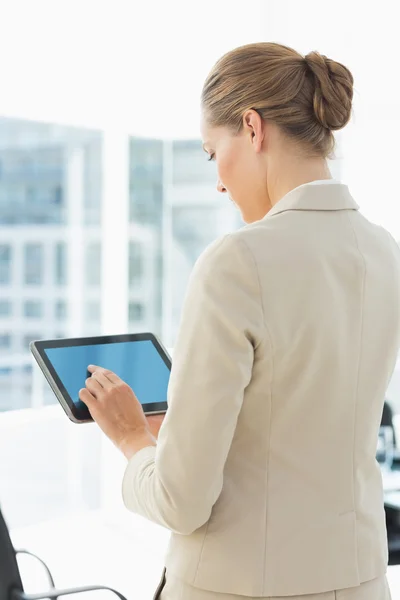 Vacker affärskvinna med Digital Tablet — Stockfoto