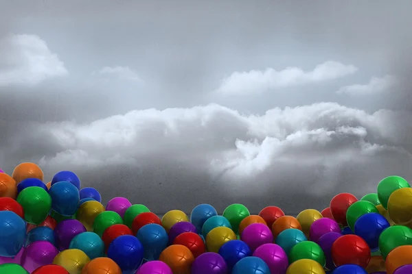 De nombreux ballons colorés dans une pièce nuageuse — Photo