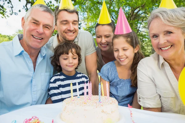 Familj med tårta utomhus — Stockfoto