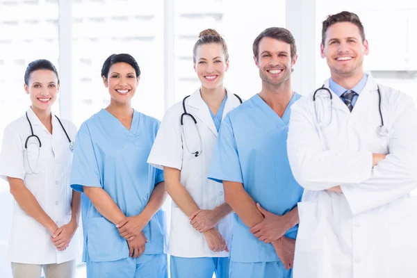 Retrato de confiante grupo feliz de médicos — Fotografia de Stock