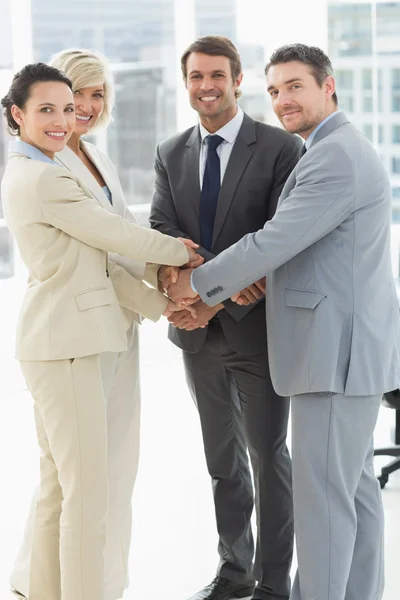 Portret van zakelijke team handen samen te voegen — Stockfoto