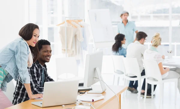 Kunstenaars werken bij bureaus in creatieve kantoor — Stockfoto