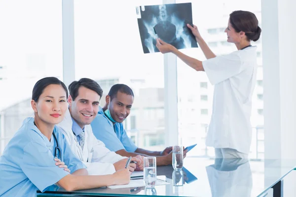 Doctor explaining x-ray to her team — Stock Photo, Image