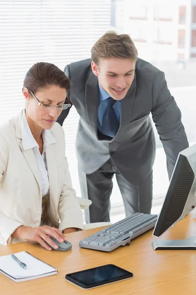 Cusiness couple using computer at office desk — Stock Photo, Image