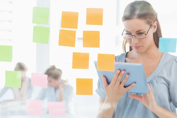 Concentrated artist with digital tablet and colorful sticky note — Stock Photo, Image