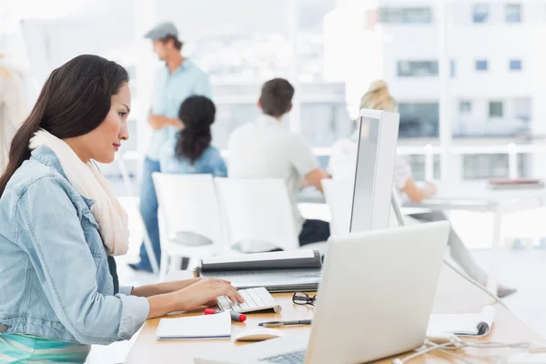 Frau nutzt Computer mit Kollegen im Büro — Stockfoto