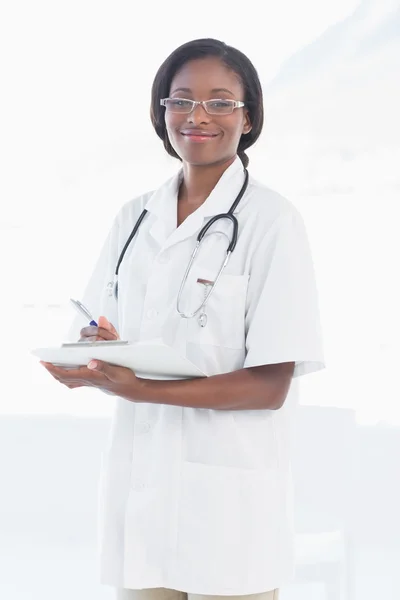 レポートと笑みを浮かべて女性医師の肖像画 — ストック写真