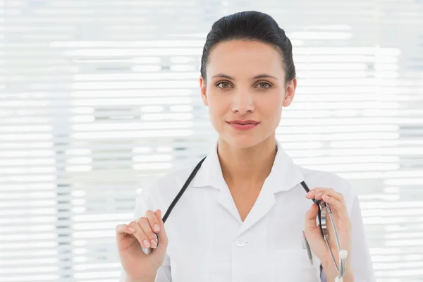 Bella medico femminile fiducioso con stetoscopio — Foto Stock