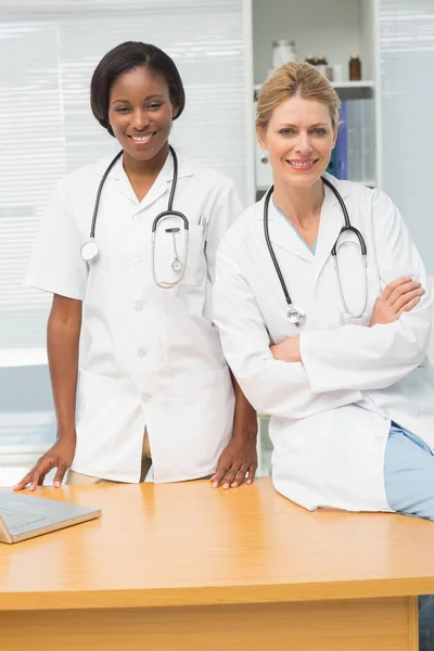 Доктор и медсестра улыбаются в камеру — стоковое фото