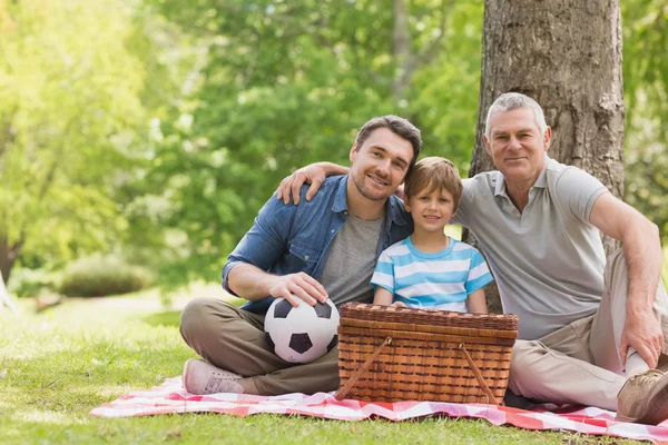 Dědeček, otec a syn s piknikový koš na park — Stock fotografie